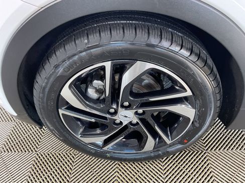 Used 2023 Chevrolet Bolt LT FWD image 5