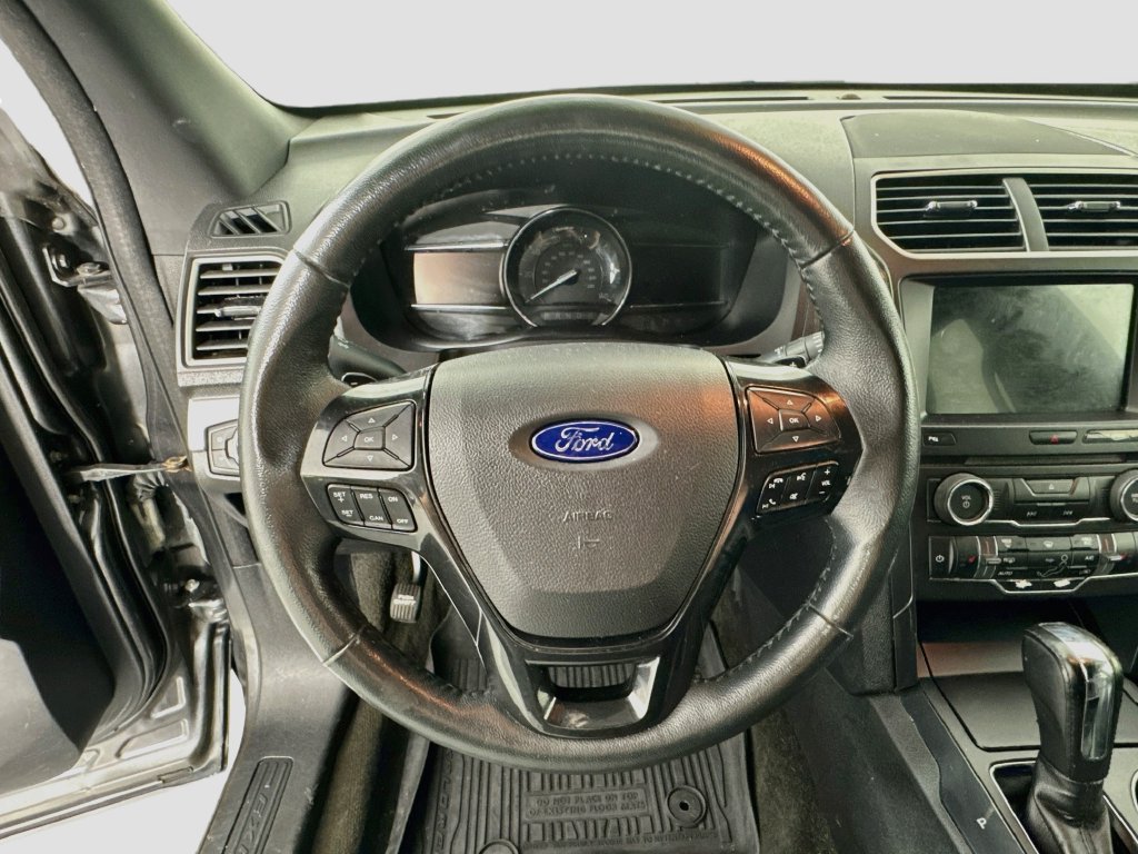 Used 2017 Ford Explorer XLT w/ Equipment Group 202A FWD image 11
