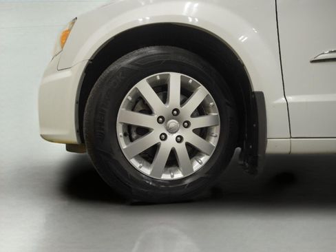 Used 2016 Chrysler Town & Country Touring FWD image 25