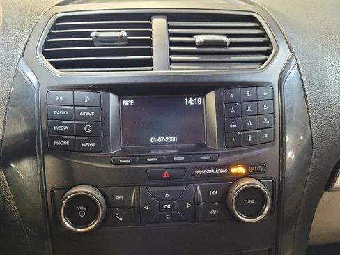 Used 2018 Ford Explorer XLT FWD image 25