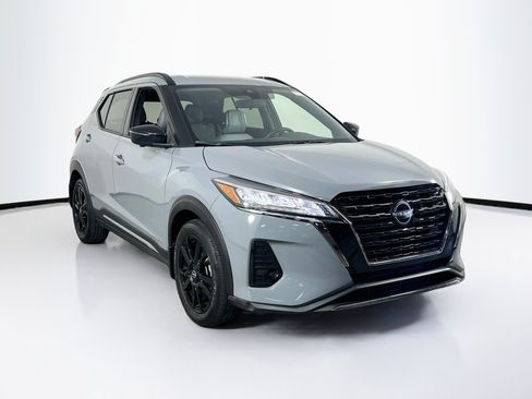 Used 2023 Nissan Kicks SR w/ SR Premium Package FWD image 3