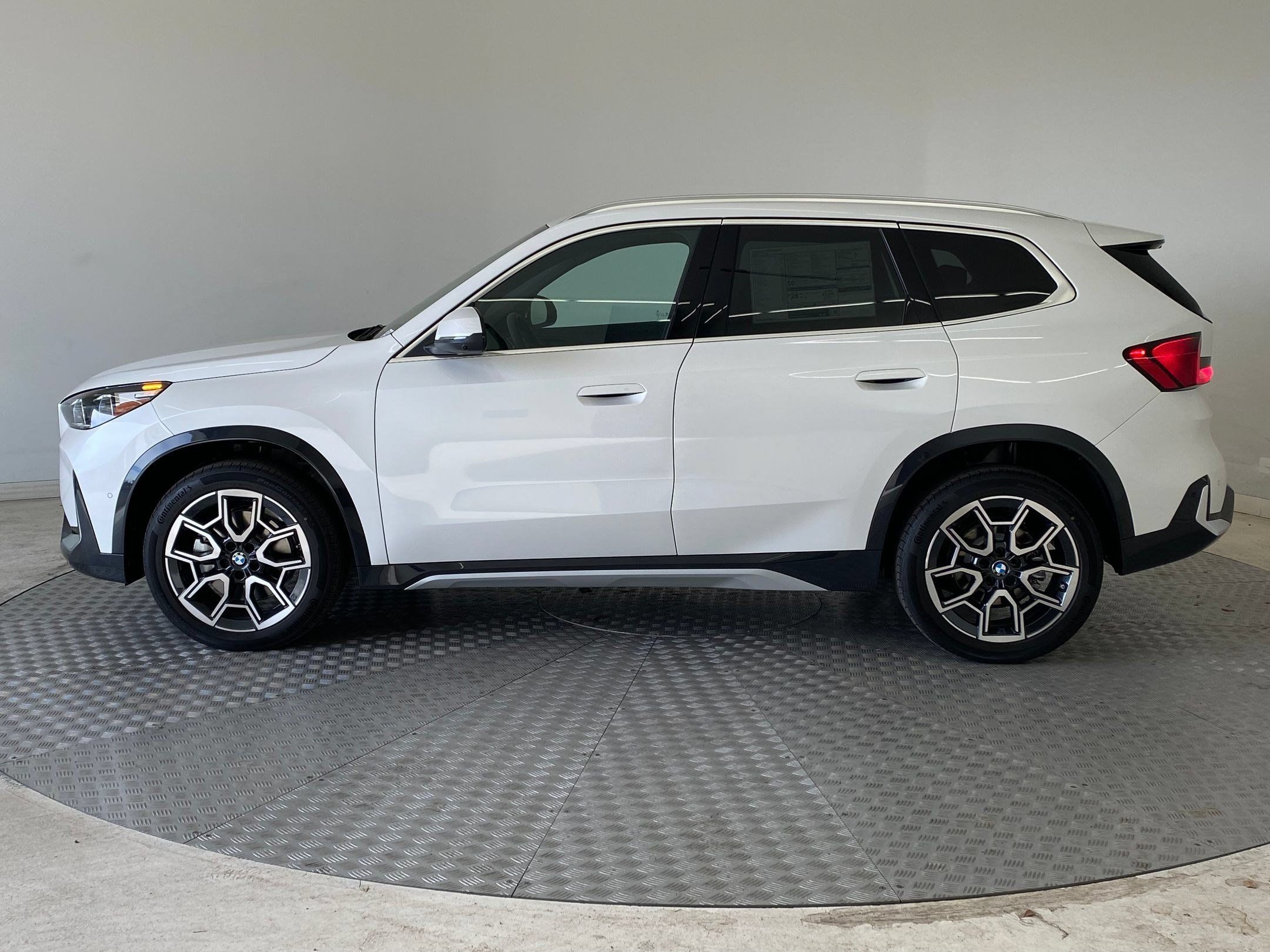 Used 2026 BMW X1 xDrive28i w/ Technology Package AWD/4WD image 2