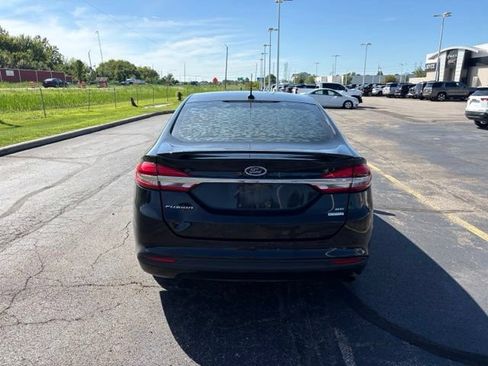 Used 2018 Ford Fusion SE w/ Equipment Group 201A FWD image 4