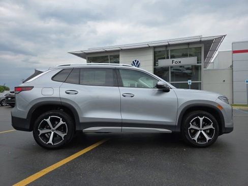 Used 2025 Volkswagen Tiguan SE AWD/4WD image 8