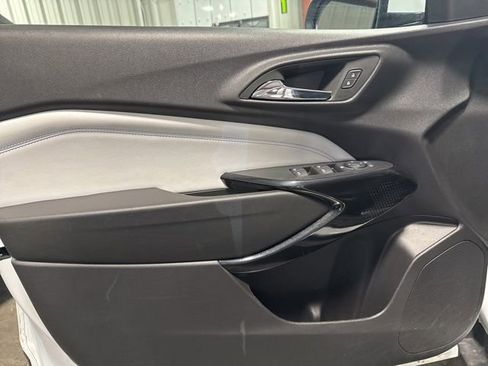 Used 2025 Chevrolet Trax LT w/ LT Convenience Package image 12