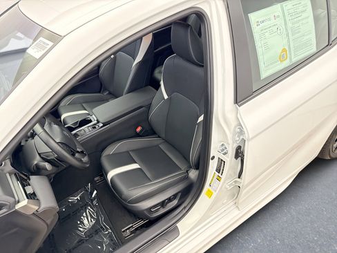 Used 2025 Toyota Camry SE image 11