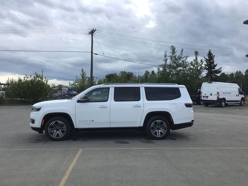 Used 2024 Jeep Wagoneer L Series II w/ Flexible Seating Group image 1