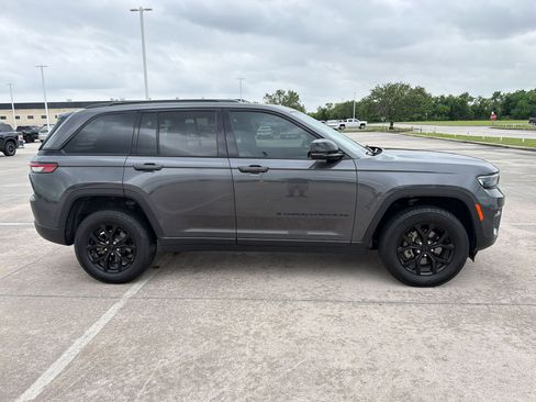 Used 2024 Jeep Grand Cherokee Altitude RWD image 7
