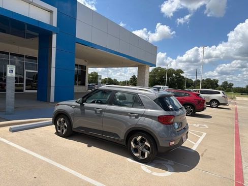 Used 2022 Hyundai Venue SEL w/ Cargo Package FWD image 3