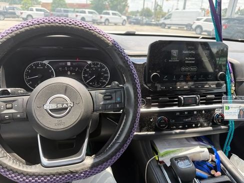 Used 2023 Nissan Pathfinder SL AWD/4WD image 9