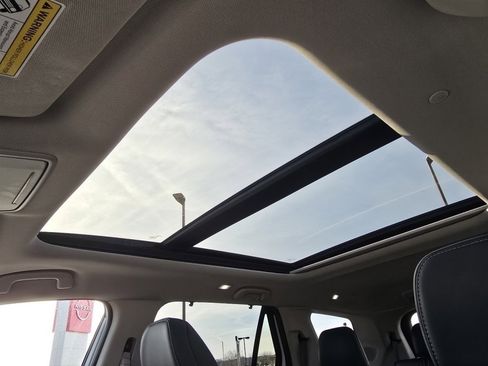 Used 2023 Honda Pilot Touring image 4