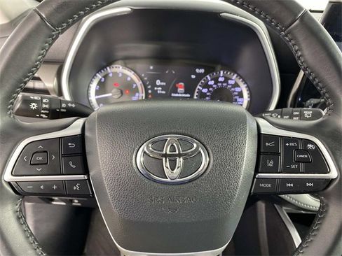 Used 2023 Toyota Highlander XLE image 16