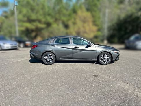 New 2025 Hyundai Elantra Limited image 15