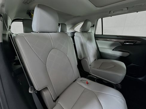 Used 2024 Toyota Highlander Platinum image 28