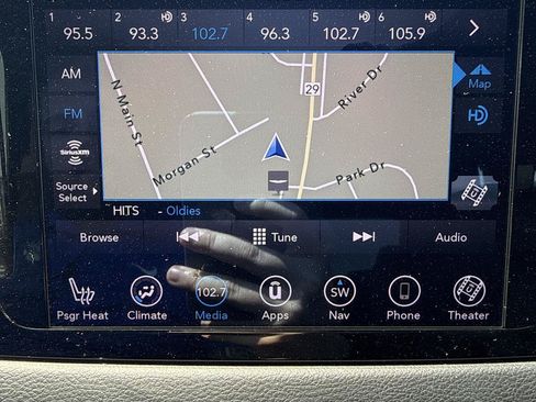Used 2019 Chrysler Pacifica Touring-L Plus w/ Advanced Safetytec Group FWD image 21