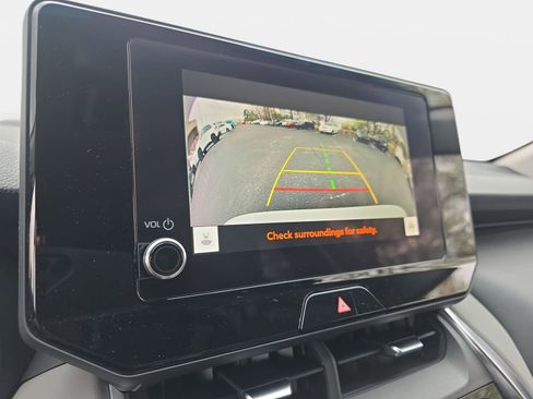 Used 2023 Toyota Venza LE image 23