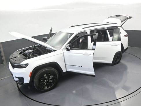 Used 2025 Jeep Grand Cherokee L Laredo image 56