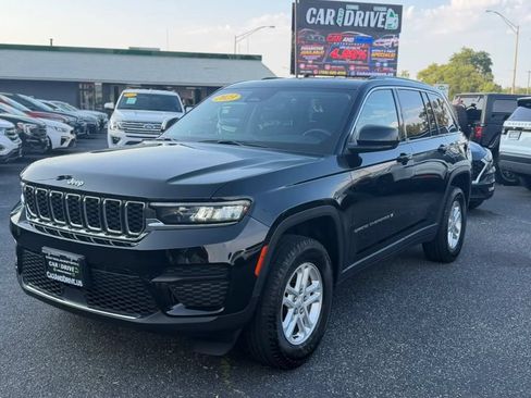 Used 2023 Jeep Grand Cherokee Laredo w/ Luxury Tech Group I AWD/4WD image 2