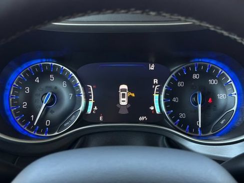 Used 2024 Chrysler Pacifica Touring-L FWD image 31