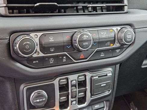 Used 2025 Jeep Wrangler Unlimited Rubicon AWD/4WD image 22