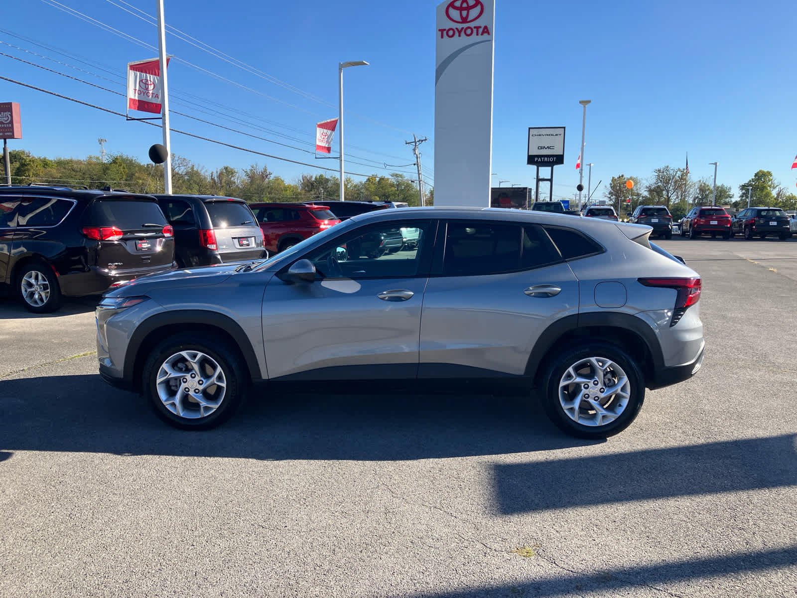 Used 2025 Chevrolet Trax LS w/ LS Convenience Package FWD image 4