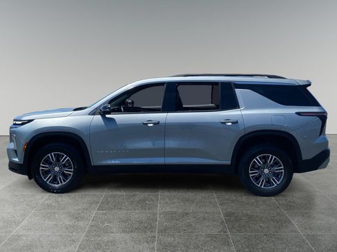 Used 2024 Chevrolet Traverse LT AWD/4WD image 2