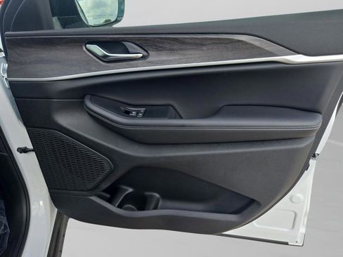 New 2025 Jeep Grand Cherokee L Limited RWD image 31