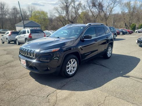 Used 2018 Jeep Cherokee Latitude Plus w/ Cold Weather Group AWD/4WD image 3