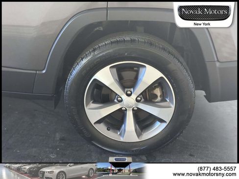 Used 2022 Jeep Cherokee Limited AWD/4WD image 6