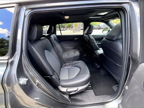Used 2023 Toyota Highlander XSE AWD/4WD image 16