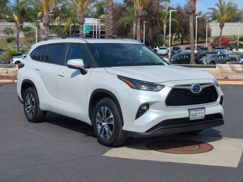 Used 2023 Toyota Highlander XLE FWD image 3