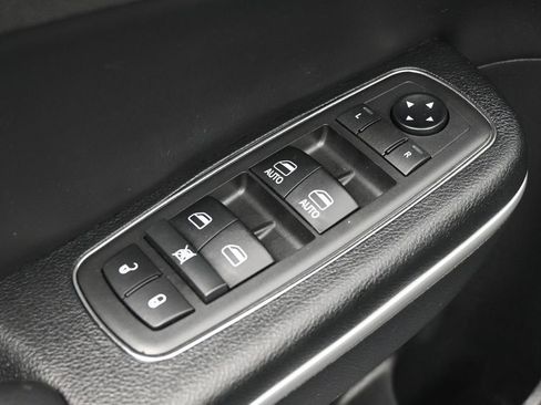 Used 2018 Chrysler 300 S w/ 300S Premium Group RWD image 14