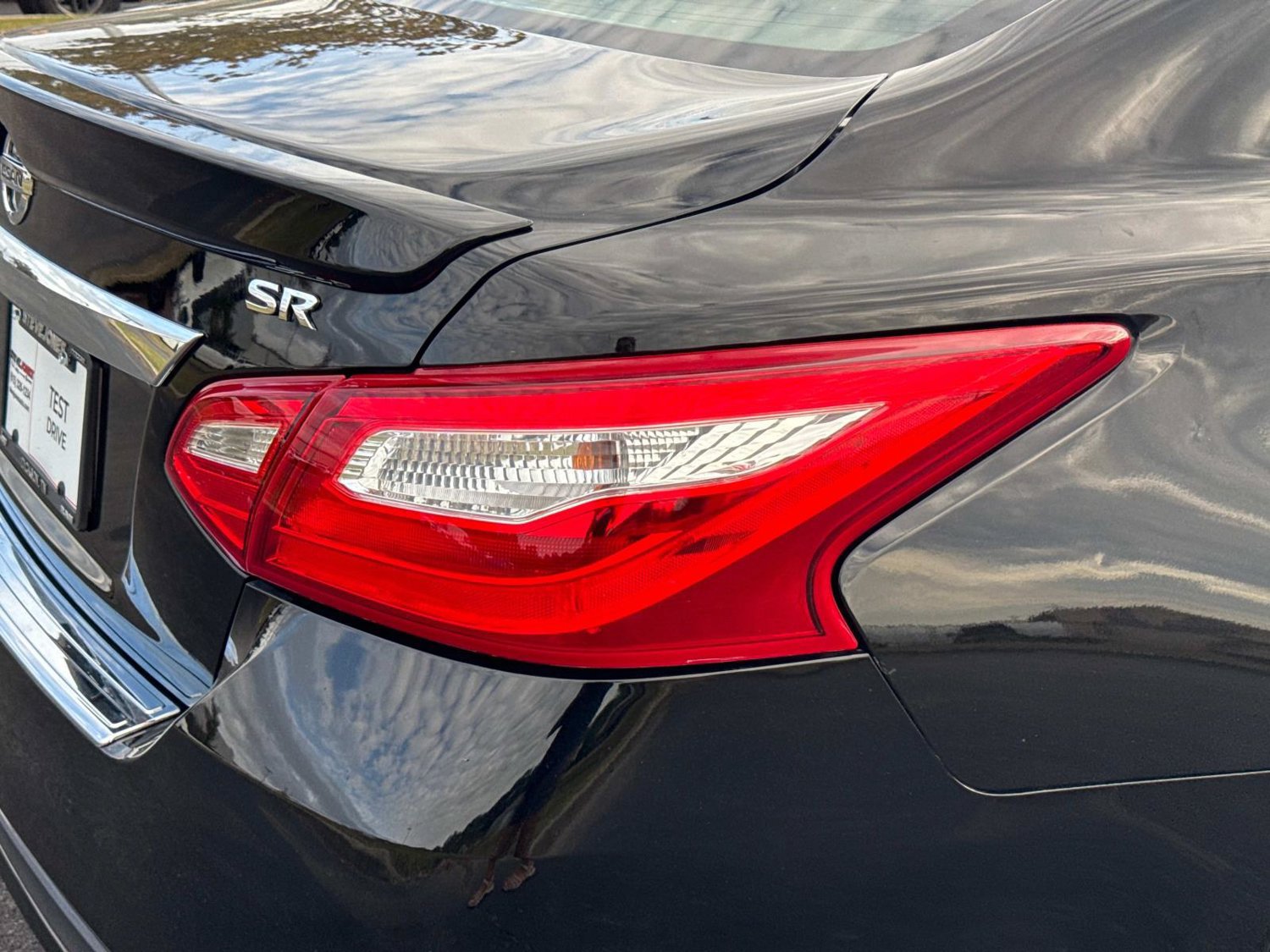 Used 2016 Nissan Altima 2.5 SR w/ Interior Lighting Package FWD image 15
