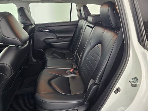 Used 2023 Toyota Highlander XLE FWD image 18