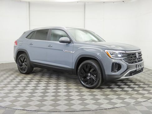 Certified 2024 Volkswagen Atlas Cross Sport SE image 3