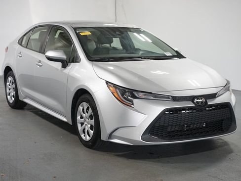 Certified 2022 Toyota Corolla LE image 3