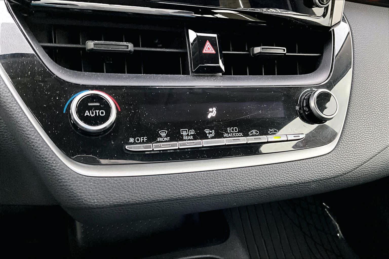 Used 2020 Toyota Corolla LE FWD image 34