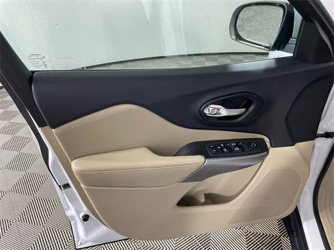 Used 2021 Jeep Cherokee Latitude image 16