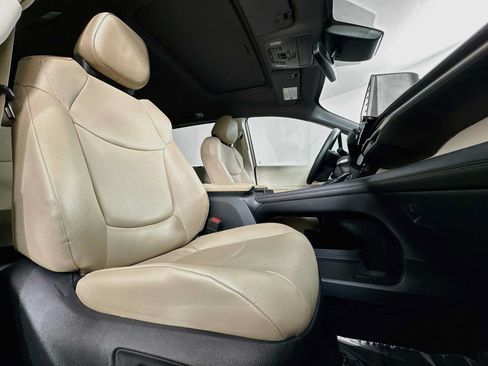 Used 2023 Toyota Sienna XLE FWD image 27