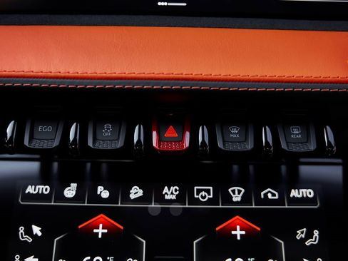 Used 2025 Lamborghini Urus SE image 76