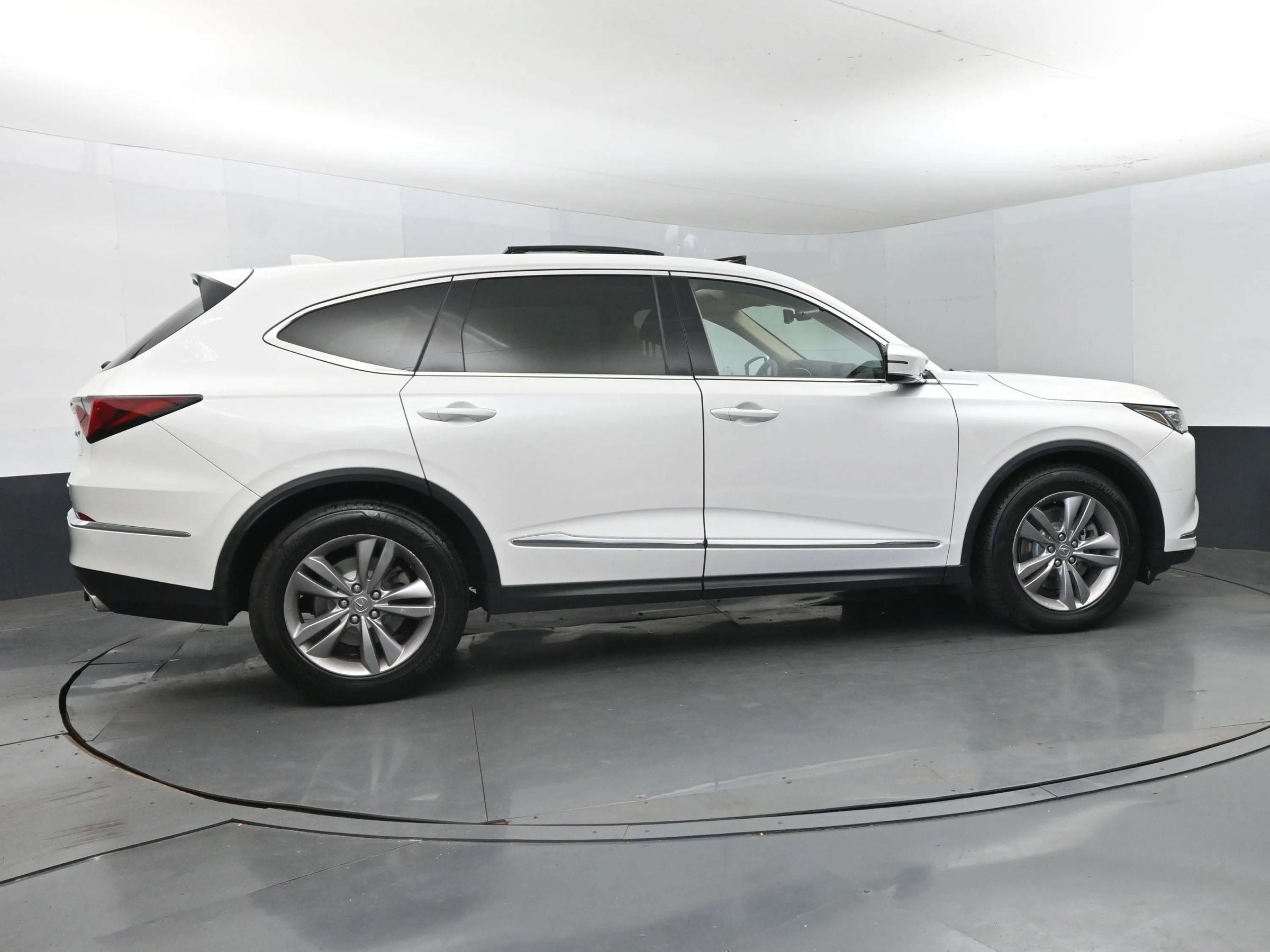 Used 2023 Acura MDX SH-AWD image 4