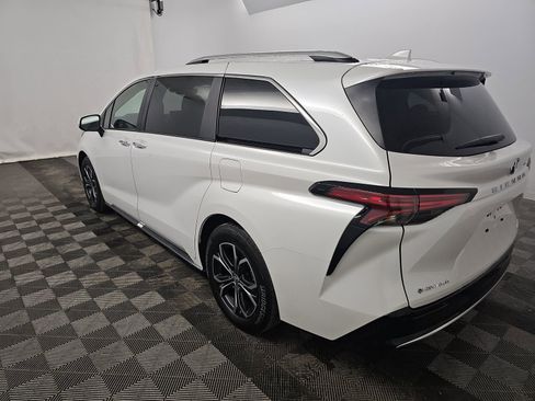 Used 2025 Toyota Sienna Platinum AWD/4WD image 5