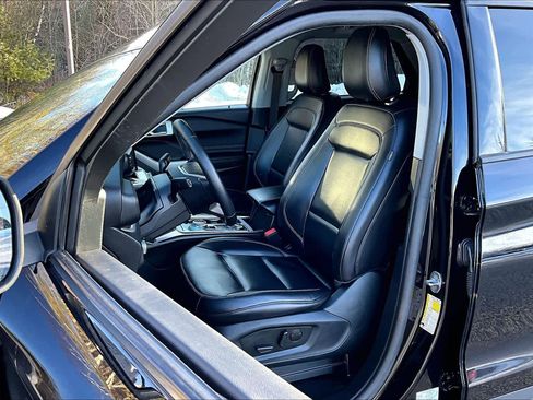 Used 2021 Ford Explorer XLT w/ Equipment Group 202A image 9