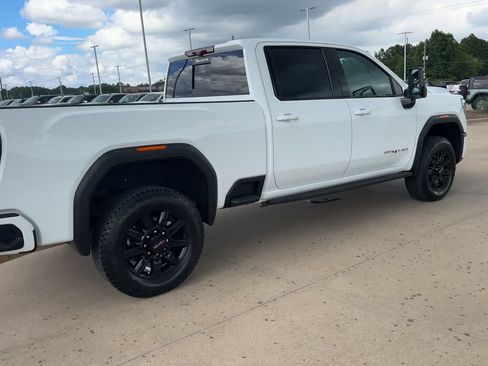 Used 2024 GMC Sierra 2500 AT4 w/ Technology Package AWD/4WD image 8