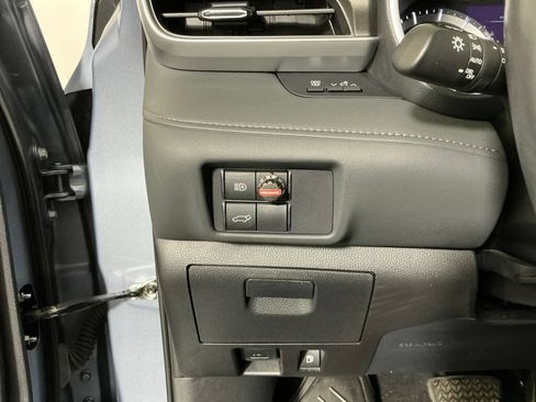 Used 2021 Toyota Highlander XLE AWD/4WD image 16