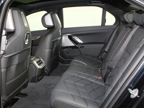 Used 2026 BMW i7 M70 w/ Premium Package image 24