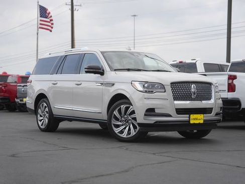 Used 2023 Lincoln Navigator L Reserve AWD/4WD image 2
