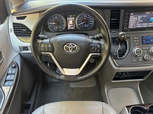 Used 2018 Toyota Sienna XLE image 27