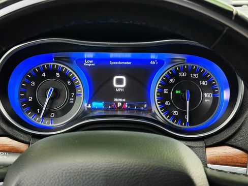 Used 2017 Chrysler 300 C Platinum image 29