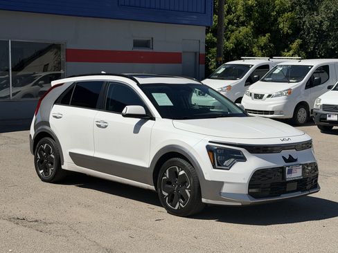 Used 2023 Kia Niro Wave w/ Wave Preserve Package FWD image 8